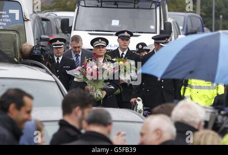 Sir Peter Fahy, chef du Grand Manchester, arrive pour déposer des fleurs près de la scène où PCS Fiona Bone et Nicola Hughes ont été tués à Hattersley, à Tameside. Banque D'Images