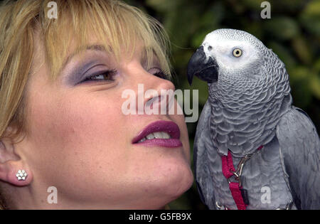 Wendy Turner, présentatrice à la télévision, rencontre Casper the Parrot lors des Discovery Animal Planet PET Awards à Londres. Les prix inauguraux célèbrent les efforts héroïques des animaux de compagnie et la cérémonie a été suivie par une foule d'animaux de compagnie et leurs propriétaires. Banque D'Images