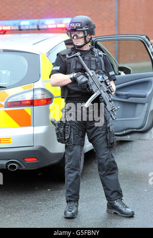 La police armée garde la garde d'un camion de police censé transporter Dale Cregan (non représenté) arrive à la prison de Manchester, HMP, après qu'il a comparu devant le tribunal de la Couronne de Manchester accusé de quatre meurtres, dont le tir et l'attaque à la grenade qui ont tué deux policiers. Banque D'Images