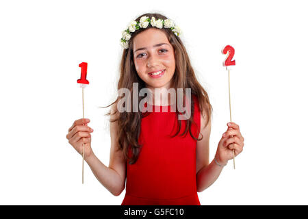 Pre-teen girl in red dress et célèbre couronne de douze Banque D'Images