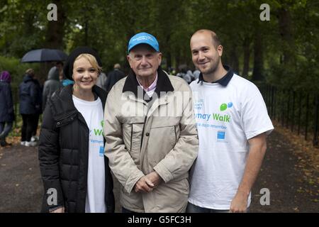 De gauche à droite. L'ambassadrice de la Société Alzheimer, Carey Mulligan, avec le créateur de Thunderbirds, Gerry Anderson, et son fils Jamie, se sont joints à des centaines de marcheurs à l'événement caritatif phare de collecte de fonds, Memory Walk, à Battersea Park, à Londres. Banque D'Images