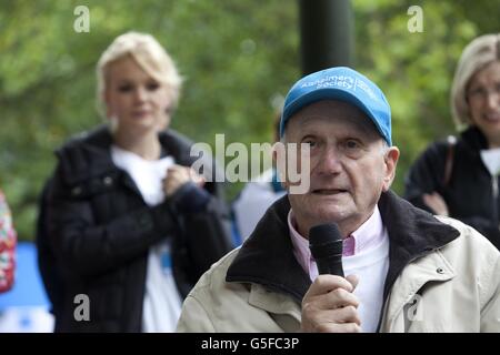 L'ambassadeur de la Société Alzheimer, Carey Mulligan (à gauche), accompagné du créateur de Thunderbirds, Gerry Anderson, s'est joint à des centaines de marcheurs à l'événement caritatif phare de collecte de fonds Memory Walk à Battersea Park, Londres. Banque D'Images