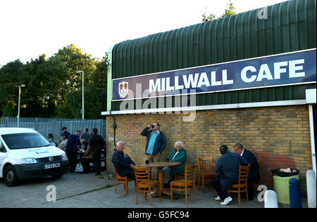 Football - npower football League Championship - Millwall v Cardiff City - The Den.Les fans apprécient de se rafraîchir au Millwall Cafe, en face du Den, stade du Millwall football Club Banque D'Images