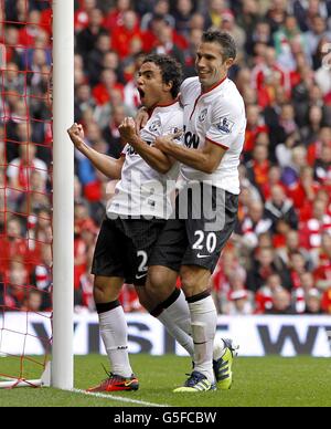 Rafael Da Silva de Manchester United (à gauche) célèbre avec son coéquipier Robin van Persie après avoir marquant le premier but de son équipe lors du match de la Barclays Premier League à Anfield, Liverpool. Banque D'Images