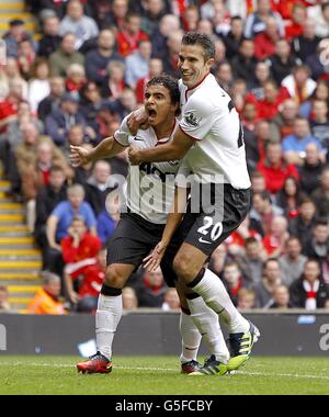 Rafael Da Silva de Manchester United (à gauche) célèbre avec son coéquipier Robin van Persie après avoir marquant le premier but de son équipe lors du match de la Barclays Premier League à Anfield, Liverpool. Banque D'Images