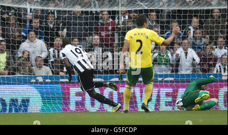 Demba Ba de Newcastle United obtient son premier but de jeu Banque D'Images