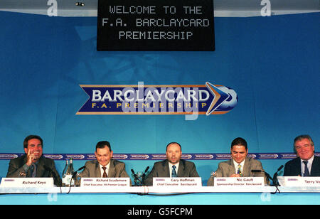 (G-D) présentateur de Sky Sports, Richard Keys, chef de la direction de la première Ligue de la FA, Richard Scudamore, chef de la direction de Barclaycard, Gary Hoffman, directeur des commandites de Barclaycard, NIC Gault et ancien directeur de l'Angleterre, Terry Vents lors d'une conférence de presse. * dans le centre de Londres. Barclaycard a officiellement lancé aujourd'hui la première FA Barclaycard en annonçant un investissement de 4 millions dans une nouvelle initiative communautaire visant à soutenir le football « local » dans tout le Royaume-Uni. Avec le soutien total de la FA Premier League, l'initiative fournira un kit de football, de l'équipement et de l'entraînement pour les clubs de base Banque D'Images