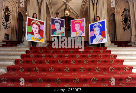 Le conservateur d'exposition Lauren porter (à gauche), Allan Chinn, Martin Clayton (deuxième à droite) et Kate Stone (à droite) posent avec les retables d'Andy Warhol : portraits de la reine Elizabeth II sur l'escalier menant à la galerie Viewings au château de Windsor, après avoir été acquis par la Collection royale. Banque D'Images