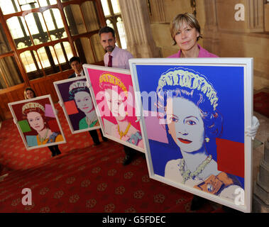 Le conservateur d'exposition Lauren porter (à gauche), Allan Chinn, Martin Clayton (deuxième à droite) et Kate Stone (à droite) posent avec les retables d'Andy Warhol : portraits de la reine Elizabeth II sur l'escalier menant à la galerie Viewings au château de Windsor, après avoir été acquis par la Collection royale. Banque D'Images