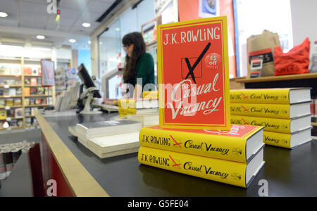 Le personnel attend les clients alors que des copies de l'ambiance décontractée de JK Rowling sont en vente à la librairie Foyles de Charing Cross, Londres. Banque D'Images