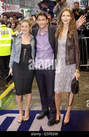 L'acteur Dougrey Scott (au centre) se fait l'effet d'une vague en présence des costars Kate Winslet (à gauche) et Saffron Burrows, qui arrivent pour la première du film « Enigma » au cinéma Odeon d'Édimbourg. Banque D'Images