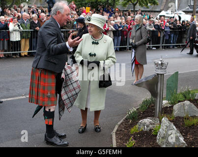 La reine Elizabeth II, parle à Gordon Bruce, à Ballater, Aberdeenshire, après avoir dévoilé une plaque marquant un cairn spécial du Jubilé de diamant près de son domaine Balmoral. Banque D'Images