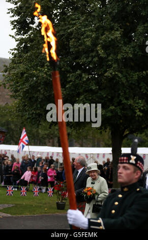 La reine Elizabeth II, marche avec Gordon Bruce, à Ballater, Aberdeenshire, avant de dévoiler une plaque marquant un cairn spécial du Jubilé de diamant près de son domaine Balmoral. Banque D'Images