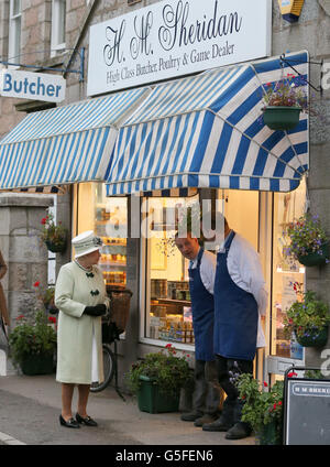 La reine Elizabeth II, parle aux bouchers locaux, à Ballater, Aberdeenshire, avant de dévoiler une plaque marquant un cairn spécial du Jubilé de diamant près de son domaine Balmoral. Banque D'Images