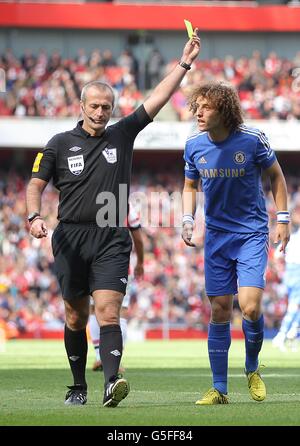 Football - Barclays Premier League - Arsenal / Chelsea - Emirates Stadium.L'arbitre Martin Atkinson montre à David Luiz de Chelsea une carte jaune tandis que Luiz proteste son innocence Banque D'Images