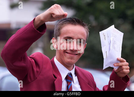 Un écolier complet Jonathan Murphy célèbre après avoir raflé 13 Étoiles et une Note dans ses GCSE.Jonathan, qui fréquente l'école Saint Francis Xavier de Liverpool, a également été classé parmi les cinq meilleurs élèves du pays.*..... pour la littérature anglaise et l'éducation religieuse.Jonathan a dit qu'il était particulièrement heureux de battre son frère aîné Damian, qui a recueilli 11 Étoiles et deux comme à la même école. Banque D'Images