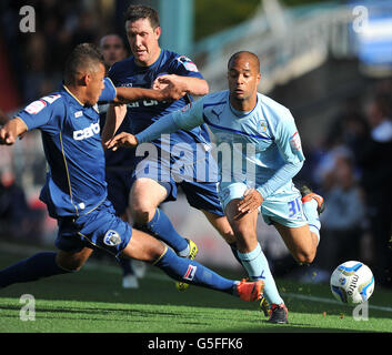 David McGoldrick de Coventry City est attaqué par Reece Wabara d'Oldham Athletic lors du match de la npower football League One à Boundary Park, Oldham. Banque D'Images