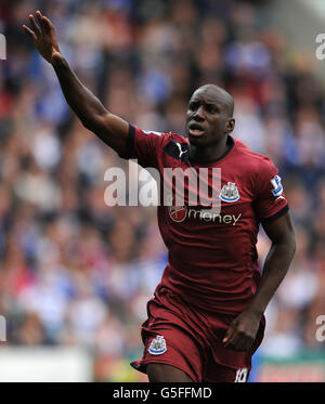 Demba Ba de Newcastle United célèbre son but égalisateur lors du match de la Barclays Premier League au Madejski Stadium, Reading. Banque D'Images