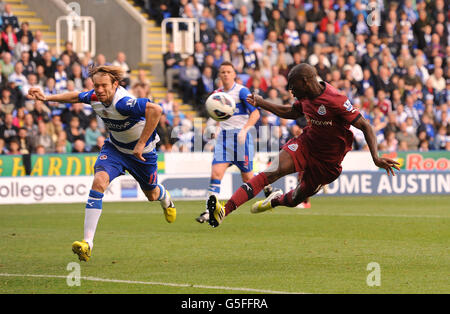 Football - Barclays Premier League - Reading v Newcastle United - Madejski Stadium.Demba Ba de Newcastle United marque son deuxième but et celui de ses côtés lors du match de la Barclays Premier League au Madejski Stadium, Reading. Banque D'Images