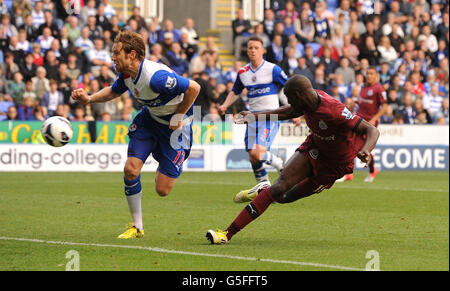 Football - Barclays Premier League - Reading v Newcastle United - Madejski Stadium.Demba Ba de Newcastle United marque son deuxième but et celui de ses côtés lors du match de la Barclays Premier League au Madejski Stadium, Reading. Banque D'Images