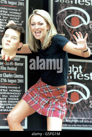 Le modèle Jodie Shaw tient une tête fausse lors du lancement de Fright Fest 2001, le premier festival britannique de films d'horreur, de fantaisie et de science-fiction. Page trois modèle Jodie apparaît dans en 'dust', qui est shownig pendant le festival. Banque D'Images