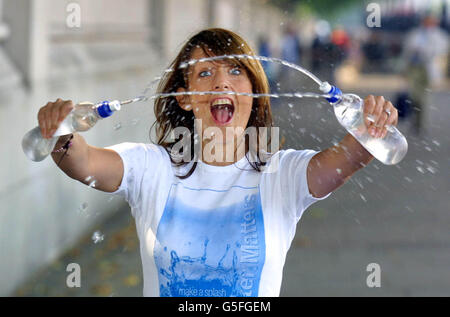 L'actrice Fay Ripley, de l'ITV Cold Feet, lors d'un appel photo pour la campagne Water Matters sur les rives de la Tamise, afin de lancer un programme national de sensibilisation pour souligner la pénurie mondiale d'eau. * ... ce qui pourrait signifier deux personnes sur trois dans le monde seront confrontées à des pénuries d'ici 2025. Banque D'Images