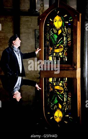 L'artiste Greg Tricker se retrouve dans la police de caractères de la cathédrale de Salisbury, à côté de sa création de vitraux intitulée « Christ - I am the Bread of Life », qui fait partie d'une exposition « piliers de la foi » à la cathédrale de Salisbury, qui ouvre le jeudi 4 octobre. L'exposition est basée sur le thème des saints qui sont les "piliers de la foi". Il y a plus de vingt œuvres d'art religieux contemporain qui sont un mélange d'œuvres d'art 2D et 3D avec des vitraux, des sculptures en bois et en pierre, des sculptures en bois et des peintures. Banque D'Images