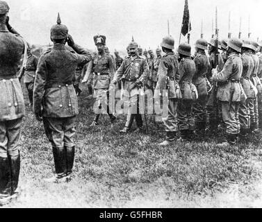 Le Kaiser Wilhelm II et le prince héritier Wilhelm inspectent les troupes en parade Banque D'Images