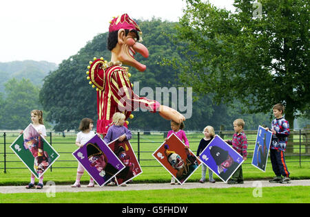 Un géant M. Punch accueille ses jeunes aides, dont les parents travaillent à Shugborough, lors du lancement de la nouvelle série de timbres de caractère 'Punch and Judy' du Royal Mail sur le domaine du comte de Lichfield, dans le staffordshire.* ....Les timbres de première classe, montrant Punch, Judy, le policier, le clown,Le bec et le crocodile mangeant des saucisses, ont été conçus par le photographe Keith Bernstein à partir de photos de marionnettes créées par Bryan Clarke. Banque D'Images