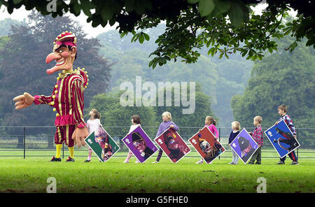 Un géant M. Punch avec ses jeunes aides, dont les parents travaillent à Shugborough, lors du lancement de la nouvelle série de timbres de caractère 'Punch and Judy' du Royal Mail sur le domaine du comte de Lichfield, dans le staffordshire. * .... Les timbres de première classe, montrant Punch, Judy, le policier, le clown, le bec et les saucisses de crocodile, ont été conçus par le photographe Keith Bernstein à partir de photos de marionnettes créées par Bryan Clarke. Banque D'Images