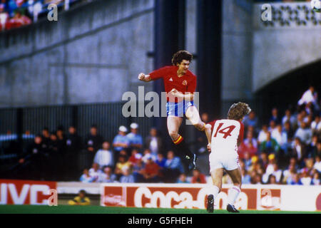 Football - Championnat d'Europe France 1984 - semi-finale - Danemark / Espagne - Stade de Gerland, Lyon.Jose Antonio Camacho (n° 3), en Espagne, dirige le ballon devant Michael Laudrup, au Danemark Banque D'Images