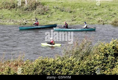 Avril Jones manquant.Les gens dans les bateaux à la recherche de la rivière Dyfi pour avoir disparu avril Jones, 5, de Machynlleth. Banque D'Images