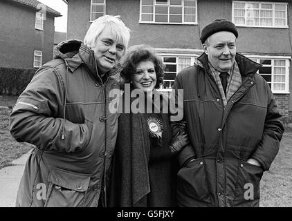 L'ancienne actrice de Coronation Street Pat Phoenix avec son petit ami Tony Booth (L) et le député travailliste Tony Benn sur la piste de campagne à Chesterfield.11/9/86: Phoenix et Booth se sont mariés lors d'une cérémonie au chevet du patient à l'hôpital Alexandra.* où elle est traitée pour le cancer du poumon. Banque D'Images