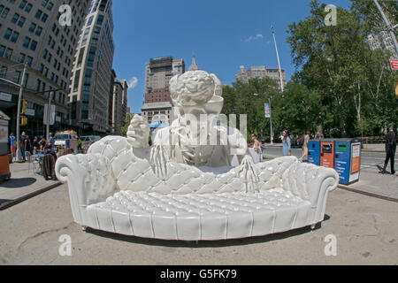 Vue Fisheye statue de 10 pieds de Sigmund Freud être disséqué sur l'affichage sur 23e rue à Manhattan dans le quartier Flatiron Banque D'Images