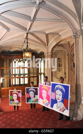 Le conservateur d'exposition Lauren porter (à gauche), Allan Chinn, Martin Clayton (deuxième à droite) et Kate Stone (à droite) posent avec les retables d'Andy Warhol : portraits de la reine Elizabeth II sur l'escalier menant à la galerie Viewings au château de Windsor, après avoir été acquis par la Collection royale. Banque D'Images