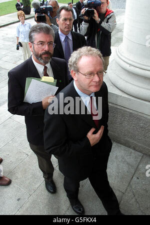 Martin McGuinness (front) de Sinn Fein et Gery Adams arrivent dans les bâtiments gouvernementaux de Dublin pour des entretiens avec le Premier ministre irlandais Bertie Ahern sur le processus de paix en Irlande du Nord. Banque D'Images