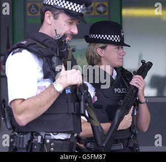 Patrouille de police armée de l'aéroport de Heathrow. Les vols au départ de l'Amérique du Nord sont tous annulés à la suite des attaques terroristes à New York et Washington DC. *13/10/01 patrouille de police armée de l'aéroport de Heathrow. La police métropolitaine a seulement assez d'argent pour maintenir son niveau élevé actuel de police dans la capitale pendant un autre mois, il est apparu. L’Assemblée de Londres a averti que les caisses de la police qui s’épuisent rapidement, et qui sont en train de faire face à un million de coups par semaine, seront épuisantes à moins que le Home Office ne s’y présente pour aider. L'Assemblée a déclaré que le Secrétaire à l'intérieur, David Blunkett, devrait s'engager dans le gouvernement Banque D'Images