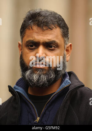 Moazzam Begg s'adresse aux médias devant les tribunaux royaux de Londres, dans le centre, à la suite d'un jugement du tribunal pour refuser un appel contre l'extradition de cinq suspects terroristes, dont le prédicateur radical Abu Hamza. Banque D'Images