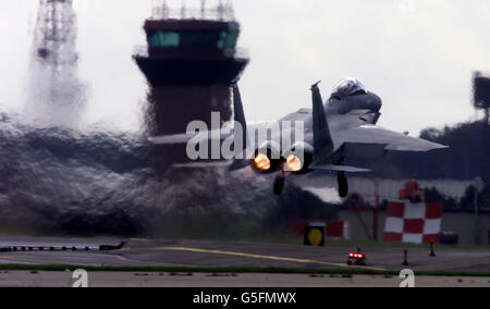 Un avion F15 américain part de la base aérienne de Lakenheath, dans le Suffolk.La base est en état d'alerte à la suite de l'attaque terroriste contre le World Trade Center et des représailles américaines antiterroristes.* 20/09/2001: Plus de 100 avions de guerre américains se dirigeaient vers des bases situées à une distance frappante de l'Afghanistan dans la première indication d'une action contre le pays.Une force des combattants et des bombardiers les plus avancés au monde, soutenue par des avions espions et des navires-citernes volants, a été ordonnée de voler vers les bases américaines dans le Golfe.Ils vont déjà rejoindre une force de frappe américaine massive Banque D'Images