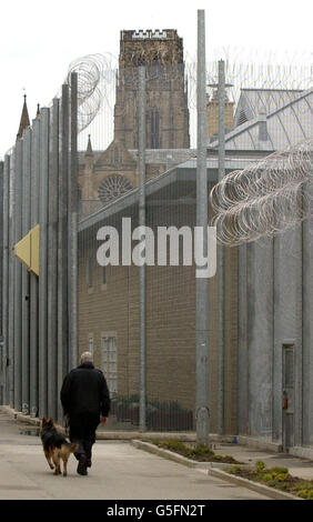 À l'intérieur de la prison de Durham, avec la cathédrale de Durham debout de l'autre côté des murs et du fil. La prison de haute sécurité qui abrite certains des criminels les plus endurcis de Grande-Bretagne devrait devenir un projet pour des institutions les plus sûres. * ... l'ancien inspecteur en chef des prisons Sir David Ramsbotham a déclaré. Banque D'Images