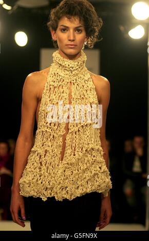 Un modèle portant une création de la collection John Rocha Spring/Summer 2002 pendant la semaine de la mode de Londres. Banque D'Images