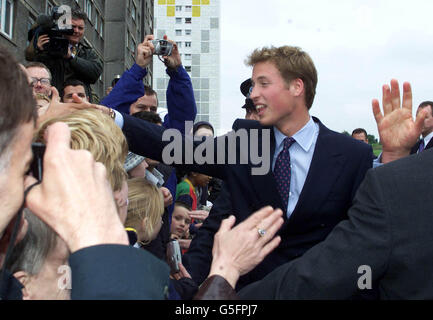 Le Prince William serre la main avec la foule rassemblée à l'extérieur du centre d'éducation communautaire Sighthill à Glasgow. Le quartier troublé a récemment vu des scènes de tension raciale. Prince William commencera à l'Université St Andrews pour un diplôme d'histoire de l'art de quatre ans. Banque D'Images