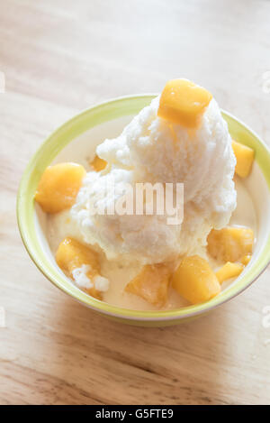 Mango bingsu sur table, dessert Coréen Banque D'Images