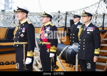 Le deuxième Seigneur des mers, le Vice-amiral Sir Charles Montgomery (à gauche), observe que son drapeau est abaissé au cours d'une cérémonie à bord du HMS Victory pour remettre officiellement le navire amiral du Premier Seigneur des mers, l'amiral Sir Mark Stanhope (au centre). La cérémonie a également marqué l'arrivée du second seigneur de la mer nouvellement nommé, le vice-amiral David Steel (à droite), qui remplace Montgomery. Banque D'Images