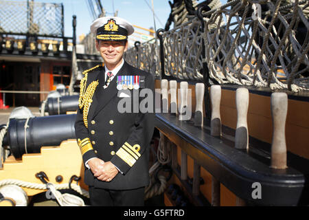 Le nouveau second seigneur de la mer, le Vice-amiral David Steel, qui remplace aujourd'hui le Vice-amiral Sir Charles Montgomery qui prend sa retraite sur la victoire de HMS borad à Portsmouth. Banque D'Images