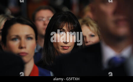 Samantha Cameron regarde son mari, le Premier ministre David Cameron, prononcer son discours d'ouverture à la session d'aujourd'hui de la Conférence du Parti conservateur au Centre international des congrès de Birmingham. Banque D'Images