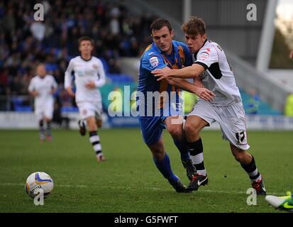 George Bowerman (à droite) et Lee Collins, de Shrewsbury Town, se battent pour le ballon Banque D'Images