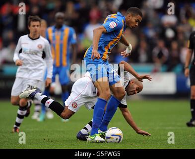 Football - npower football League One - Shrewsbury Town / Walsall - Greenhous Meadow.Adam Chambers de Walsall (arrière) et Jermaine Grandison de Shrewsbury Town se battent pour le ballon Banque D'Images