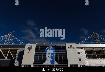 Football - npower football League One - Preston North End / Milton Keynes dons - Deepdale.Une impression de Sir Tom Finney accueille les fans à l'entrée principale du stade Deepdale de Preston North End Banque D'Images