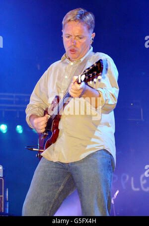 Bernard Sumner du groupe New Order sur scène à la Brixton Academy, Londres. Banque D'Images